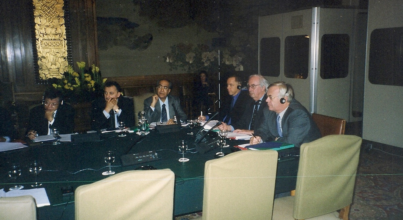 Round-Table Meeting, The Hague 2002: From left: Justice Reynato Puno, Justice Adel Omar Sherif, Chief Justice Mohammad Fathy Naguib, Michael Anderson (DFID-UK), Jeremy Pope (TI), Dr Petter Langseth (UNCICP)